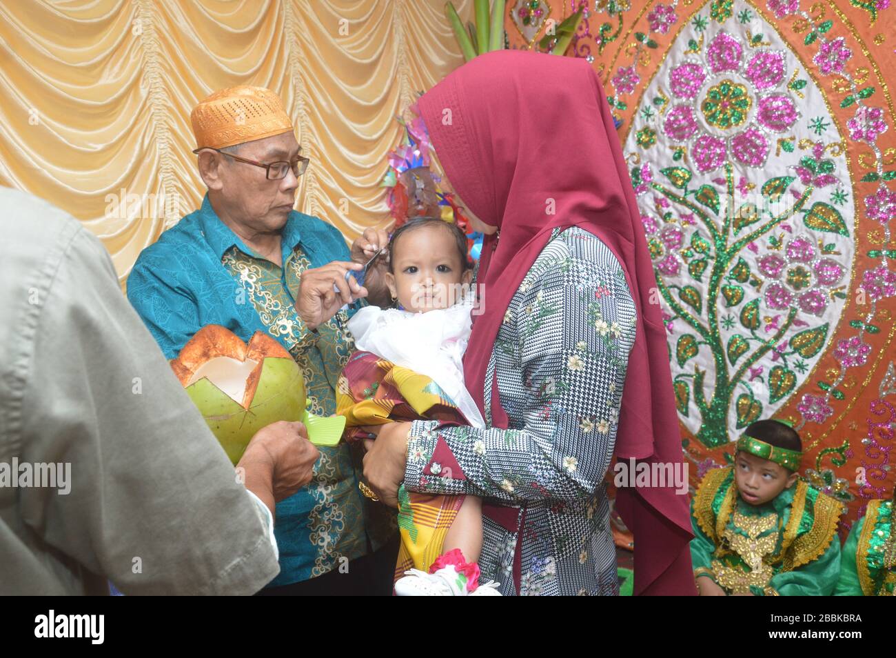 Tarakan Indonesia 24 De Abril De 18 El Primer Corte De Pelo Para Los Bebes Musulmanes O En El Islam Se Llama Akiqah La Ceremonia De Aqiqah Generalmente Se Lleva