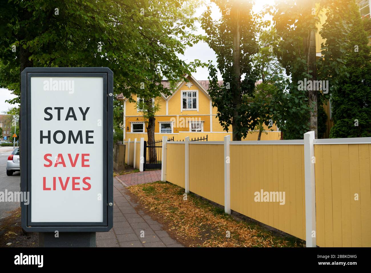 Banner de la calle con la inscripción 'Stay home save lives'. Aislamiento automático de cuarentena Foto de stock