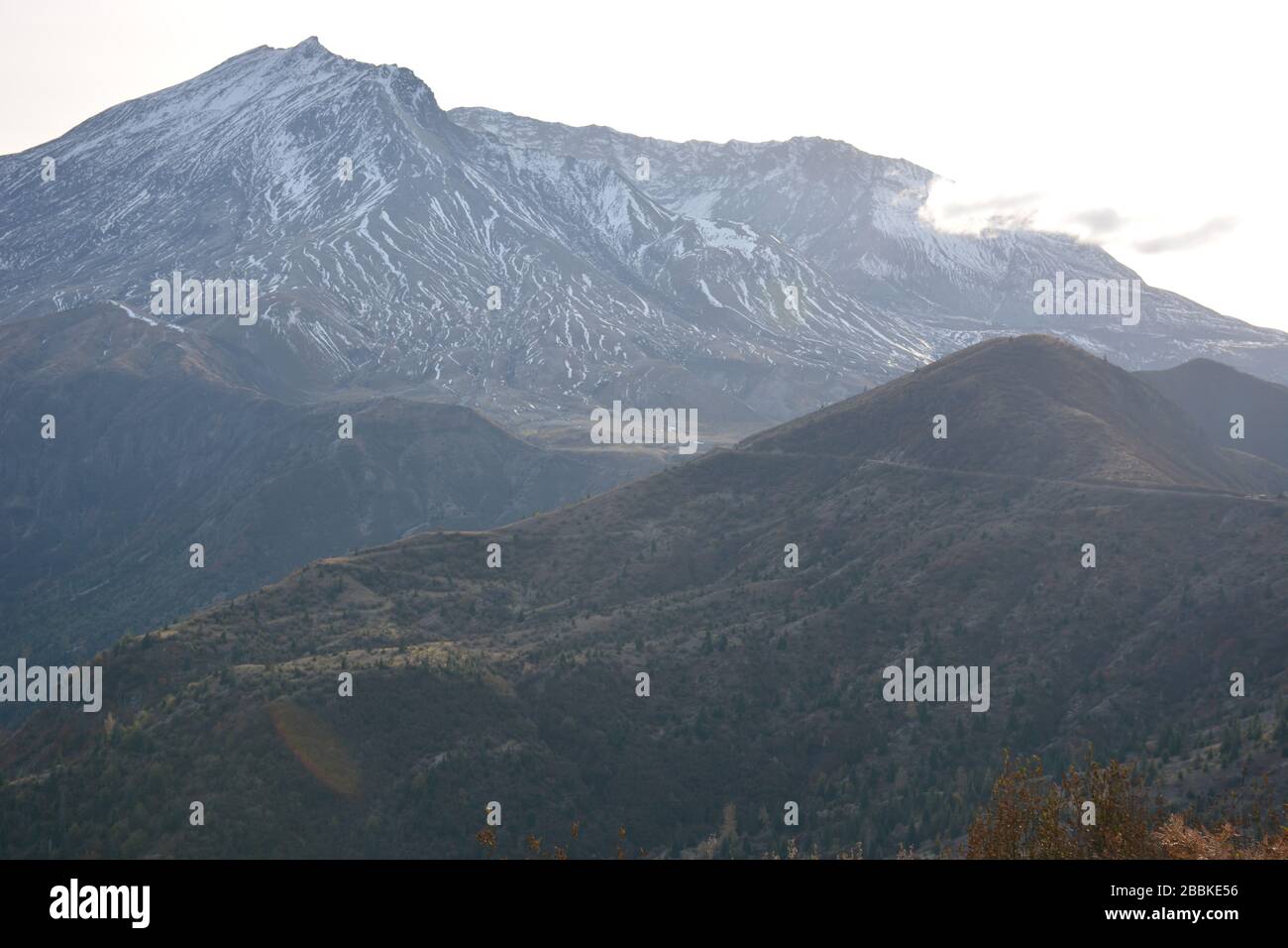 El lado este del Monte St Helens, parcialmente cubierto de nieve a principios de octubre. Monumento volcánico Nacional Monte Saint Helens, Estado de Washington, EE.UU. Foto de stock