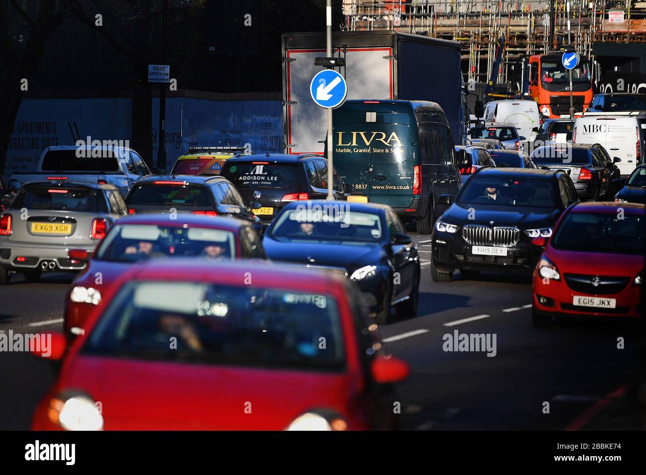 Hay mucho tráfico en una carretera principal de Wapping que se dirige a Londres durante la hora punta de la mañana, a pesar de que el Reino Unido está bloqueado para ayudar a frenar la propagación del coronavirus. Foto de stock