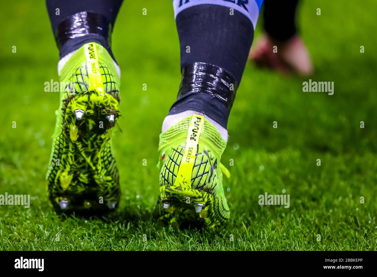 Zapatos durante la temporada de fútbol 2019/20 imágenes simbólicas - Photo credit Fabrizio Carabelli /LM/ Foto de stock