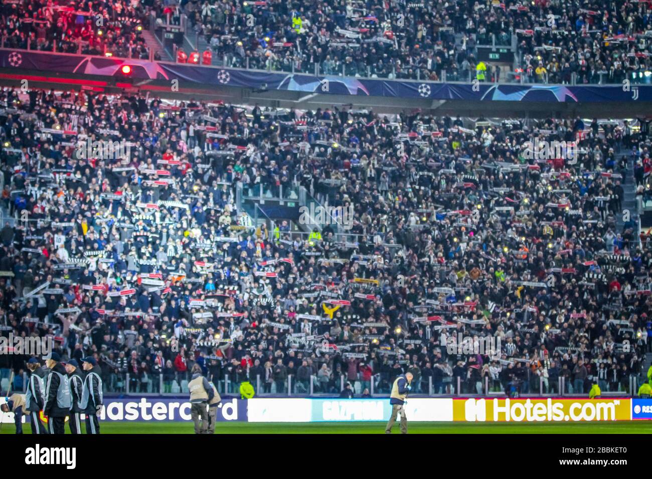 Seguidores de la Juventus durante la temporada de fútbol 2019/20 imágenes simbólicas - crédito de la foto Fabrizio Carabelli /LM/ Foto de stock