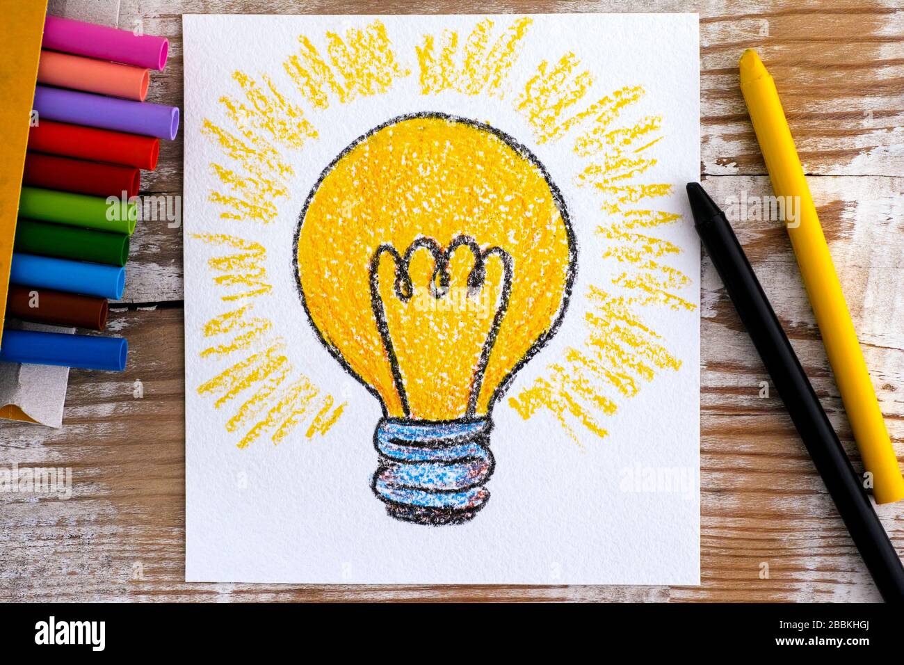 Dibujo a mano bombilla con crayones de cera sobre fondo de madera  Fotografía de stock - Alamy