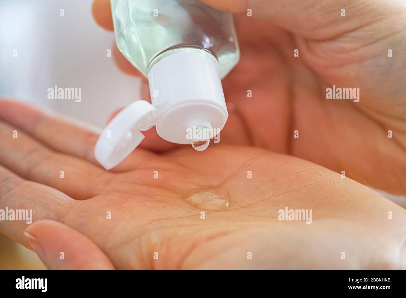 Persona limpiando sus manos con gel desinfectante para manos a base de alcohol . Primer plano. Foto de stock