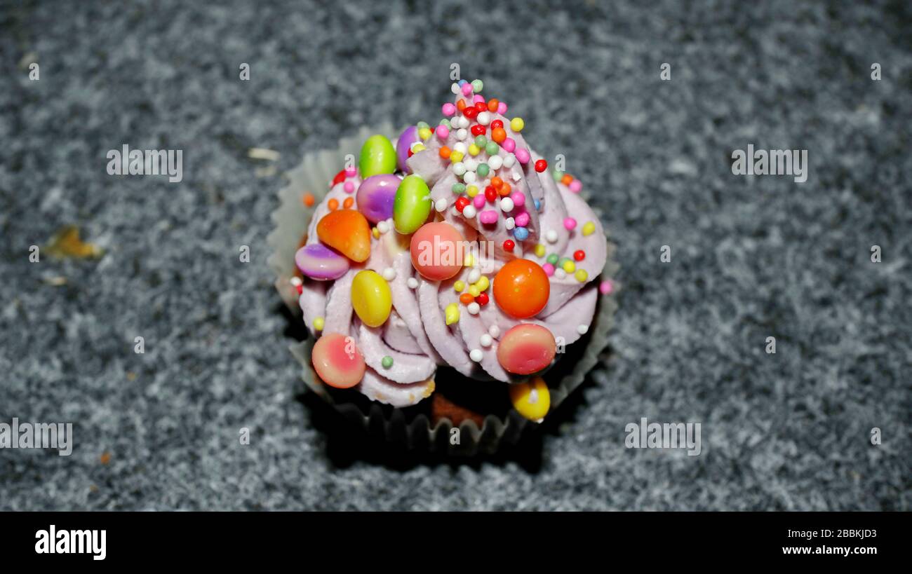 Vista de cerca de varios dulces cupcakes, enfocados selectivamente, sobre un fondo bokeh Foto de stock