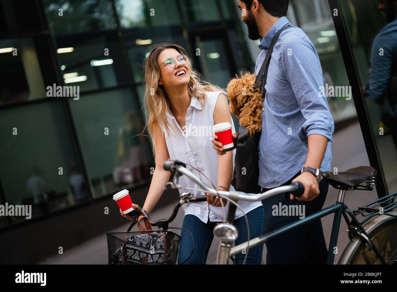 Bicicleta, amor, pareja, relación y el concepto de citas. Pareja con bicicletas en la ciudad Foto de stock