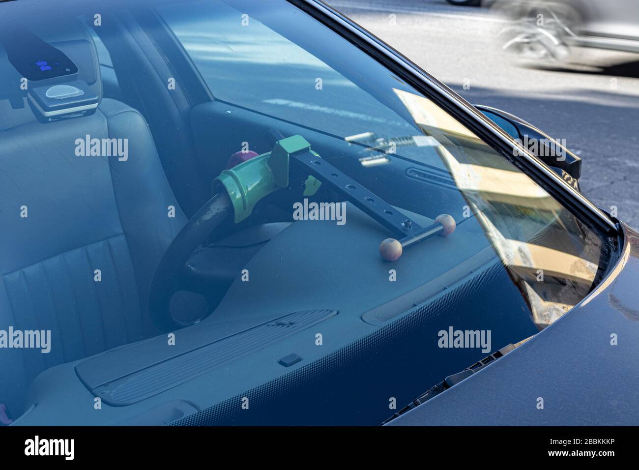 el uso de dispositivo antirrobo para el coche, dispositivo antirrobo en el  volante del coche Fotografía de stock - Alamy