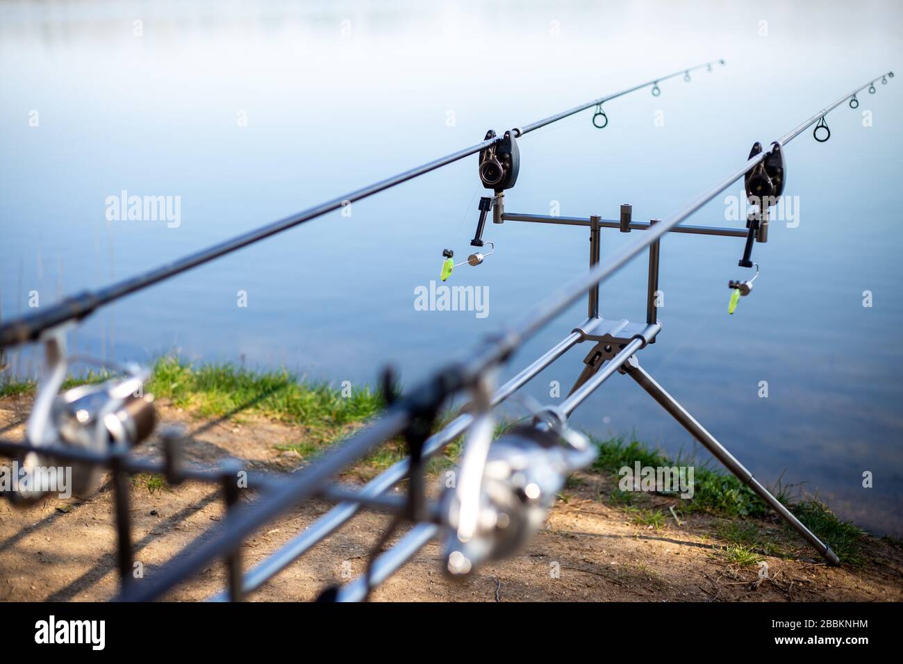 Primer plano de cremallera con cañas de pescar en el lago, pescadores  esperando peces de agua dulce, pesca de fondo, pesca deportiva Fotografía de  stock - Alamy