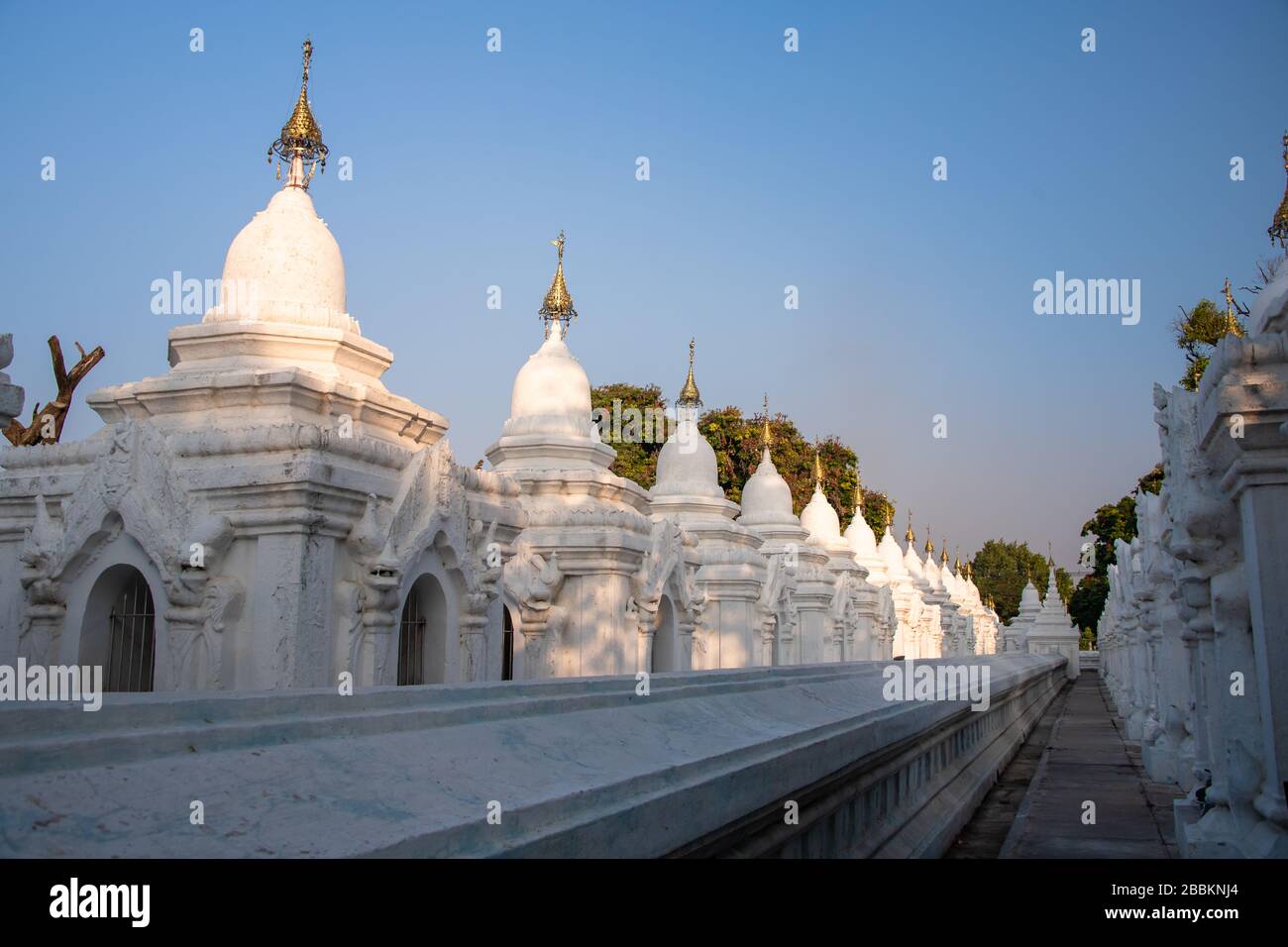Estupas blancas ornamentadas en la pagoda de Kuthodaw, Mandalay, Myanmar. Filas de hermosas estupas, construidas para albergar el 'Libro más grande del mundo' Foto de stock