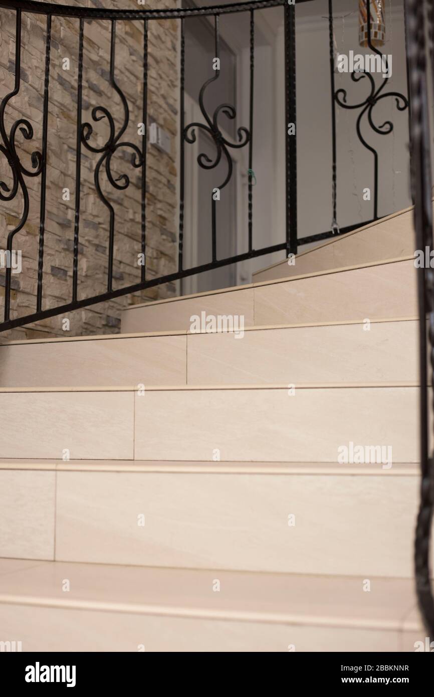 Escaleras Blancas En Casa Diseno Interior Con Escalera Moderna Fotografia De Stock Alamy