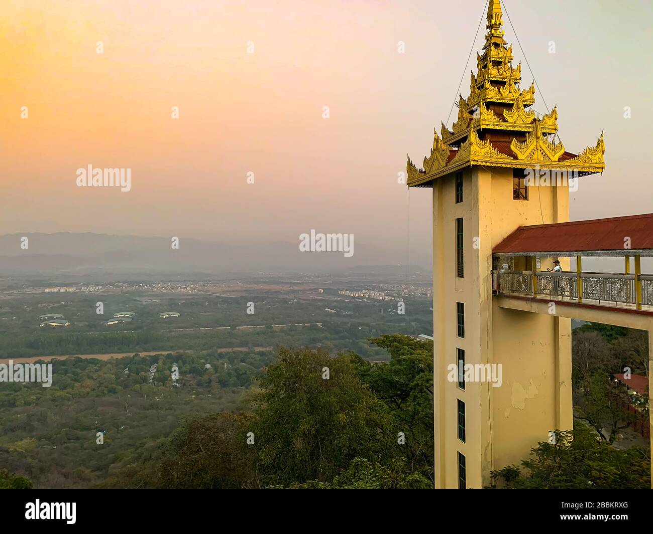 Mandalay, Myanmar - Enero 2020: Vistas al atardecer desde su Taung Pyae Pagoda, en Mandalay Hill. Foto de stock