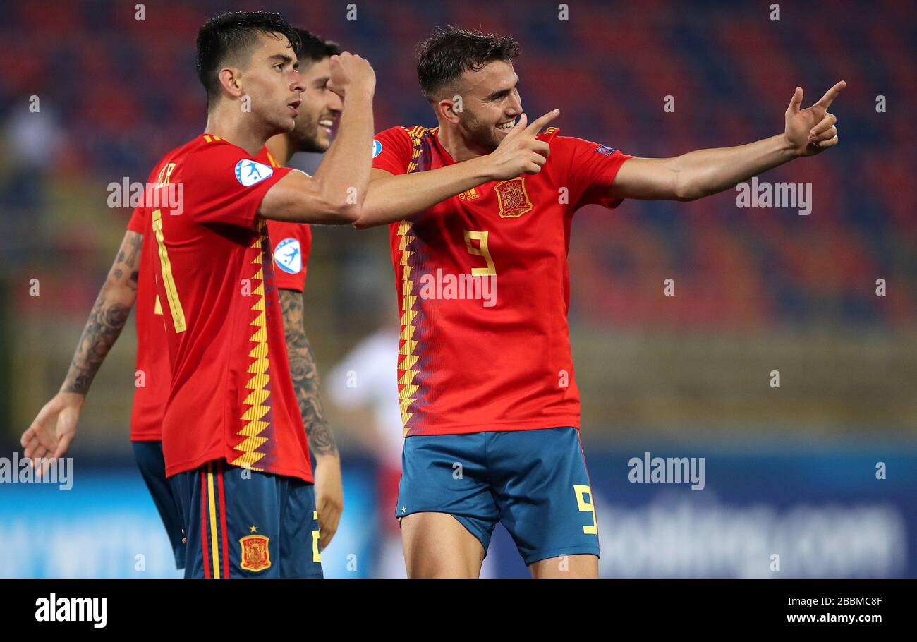 España Borja Mayoral de U21 (derecha) celebra el quinto gol de su lado en  el juego Fotografía de stock - Alamy