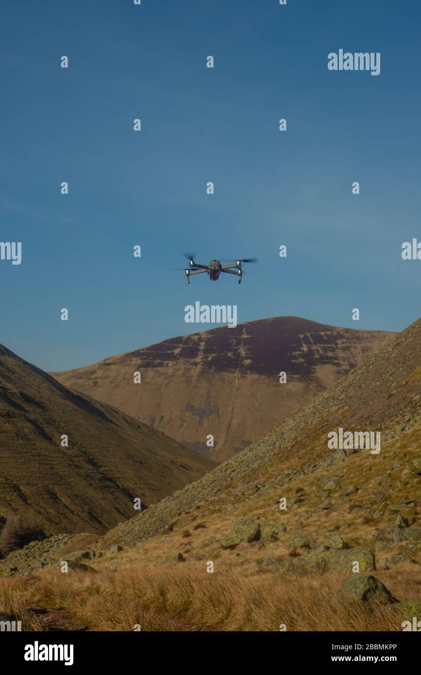 Un Drone se acerca a las colinas y el valle en las fronteras escocesas en un día soleado Foto de stock
