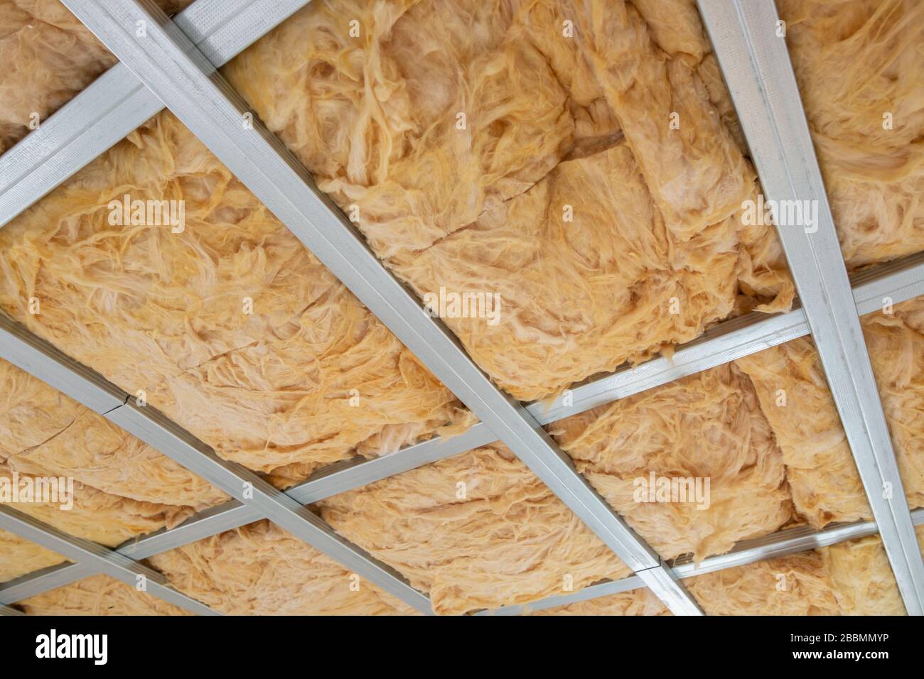 bofetada aleación Ambicioso Lana de vidrio en el techo de la nueva casa, lista para el yeso, concepto  industrial Fotografía de stock - Alamy