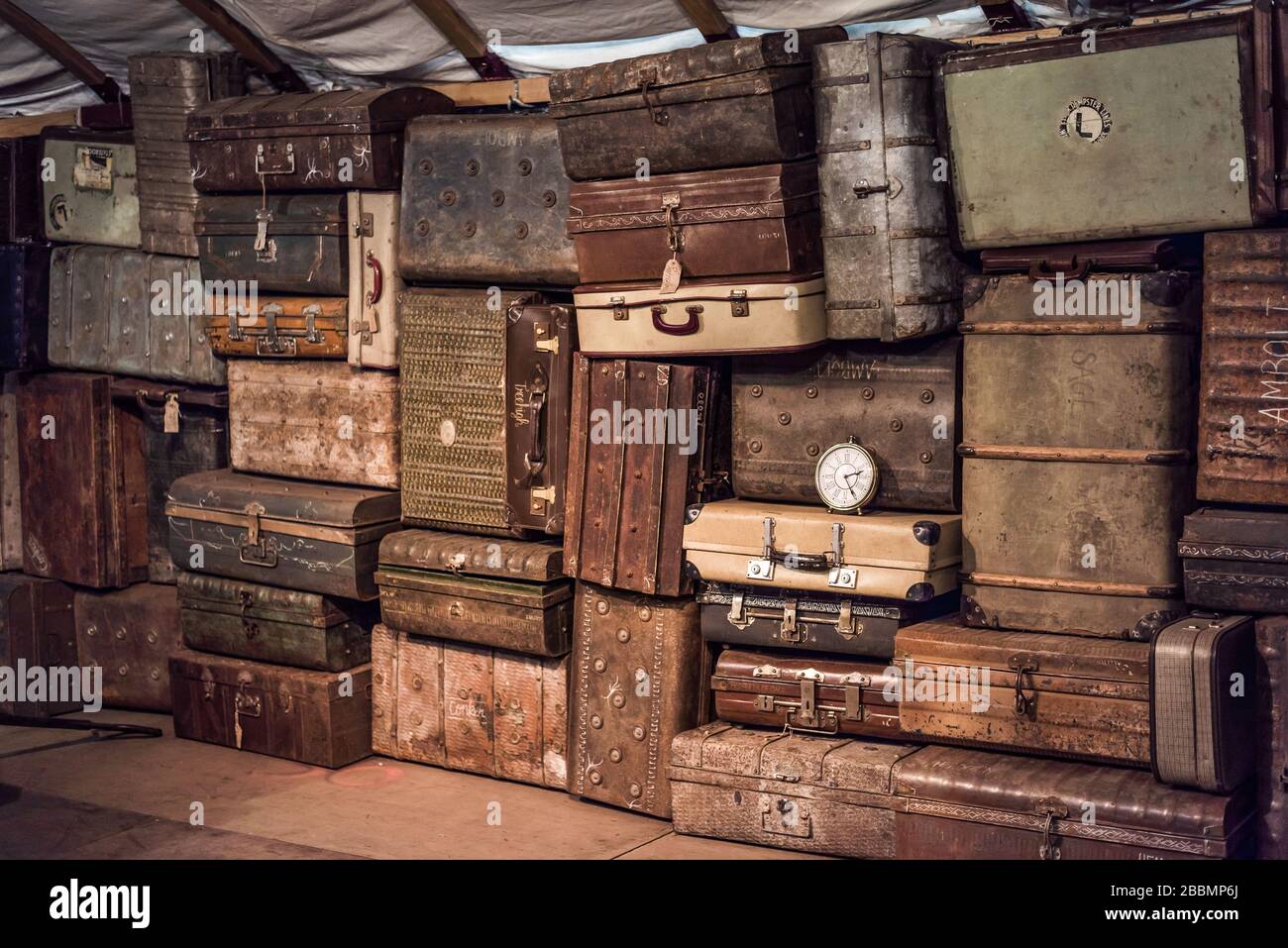 Montones de cajas juntas listas para viajar y aventuras. Inglaterra Foto de stock