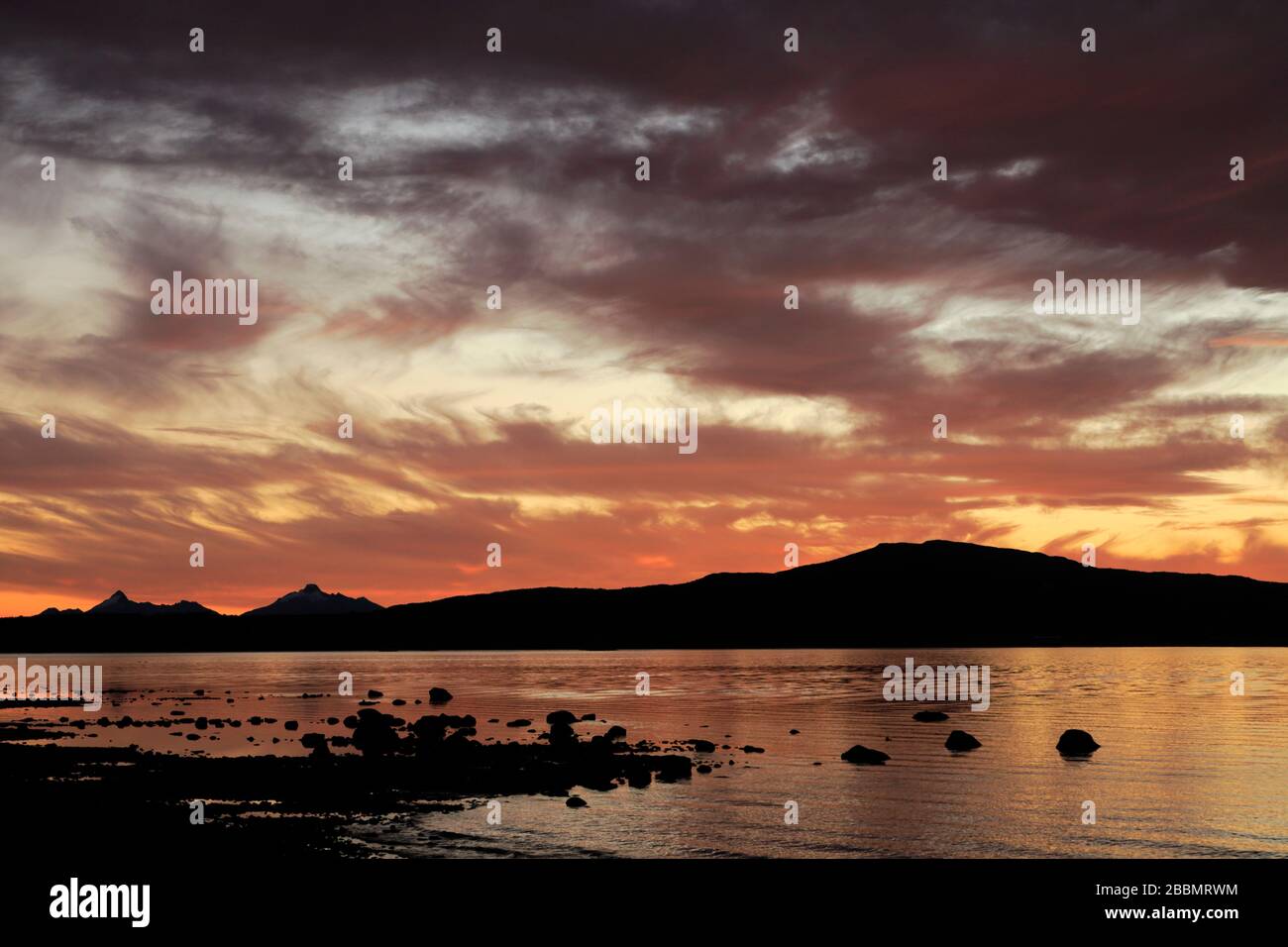 Puesta de sol sobre el Golfo del Almirante Montt, ciudad de Puerto Natales, Patagonia, Chile, América del Sur Foto de stock