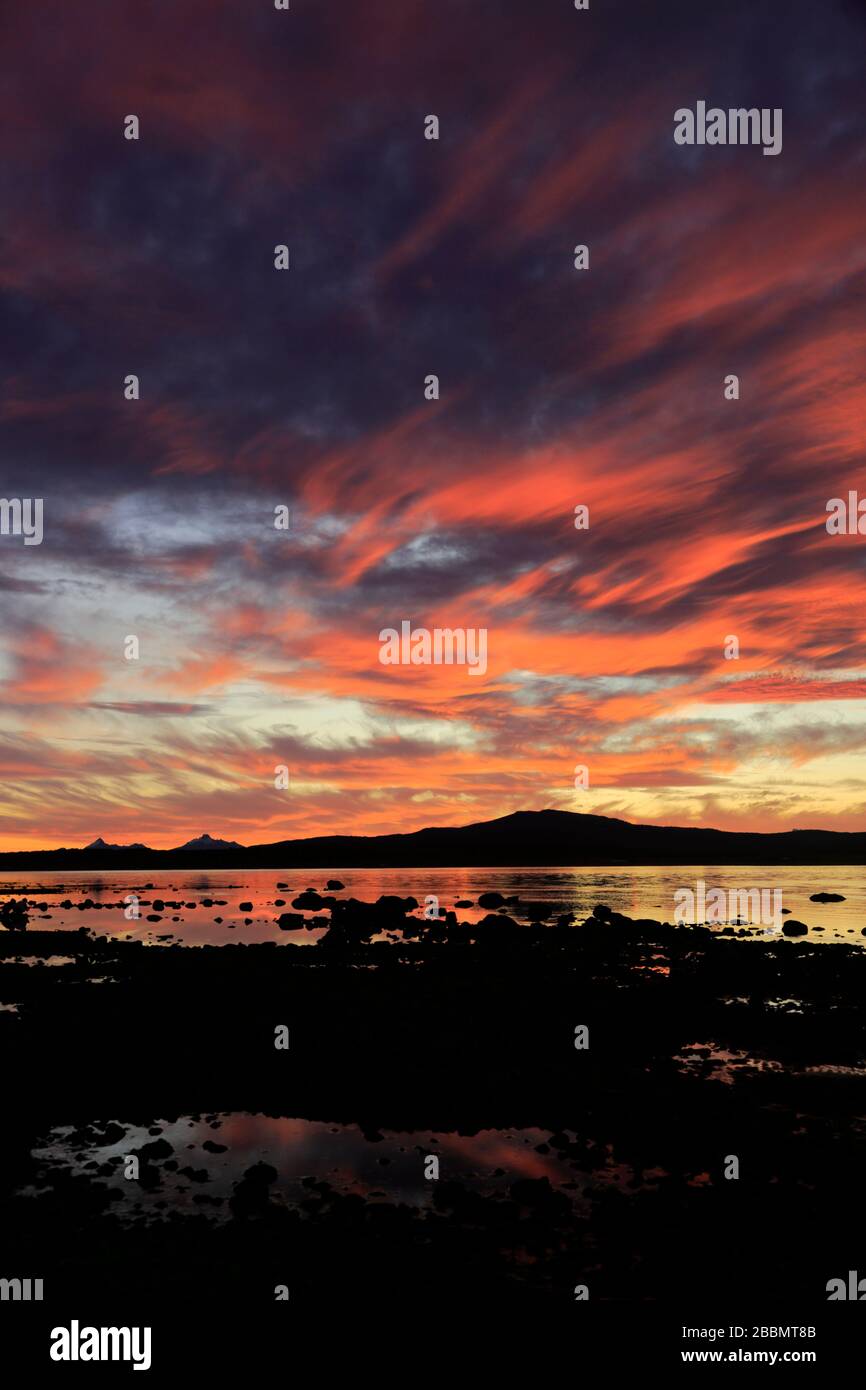 Puesta de sol sobre el Golfo del Almirante Montt, ciudad de Puerto Natales, Patagonia, Chile, América del Sur Foto de stock