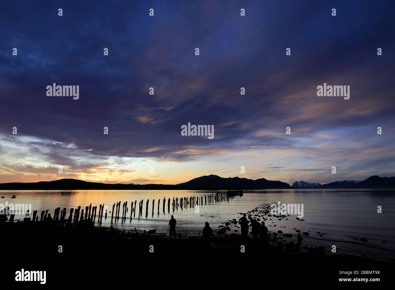 Puesta de sol sobre el Golfo del Almirante Montt, ciudad de Puerto Natales, Patagonia, Chile, América del Sur Foto de stock
