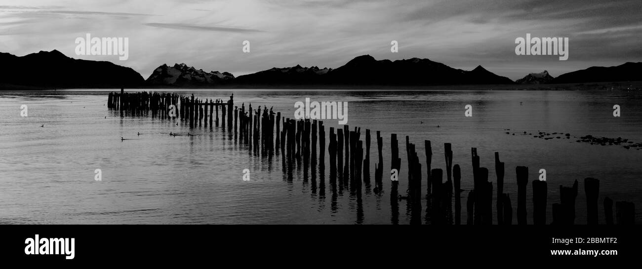 Puesta de sol sobre el Golfo del Almirante Montt, ciudad de Puerto Natales, Patagonia, Chile, América del Sur Foto de stock