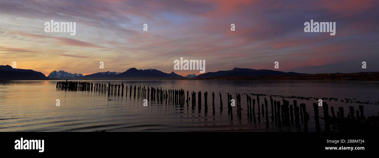Puesta de sol sobre el Golfo del Almirante Montt, ciudad de Puerto Natales, Patagonia, Chile, América del Sur Foto de stock
