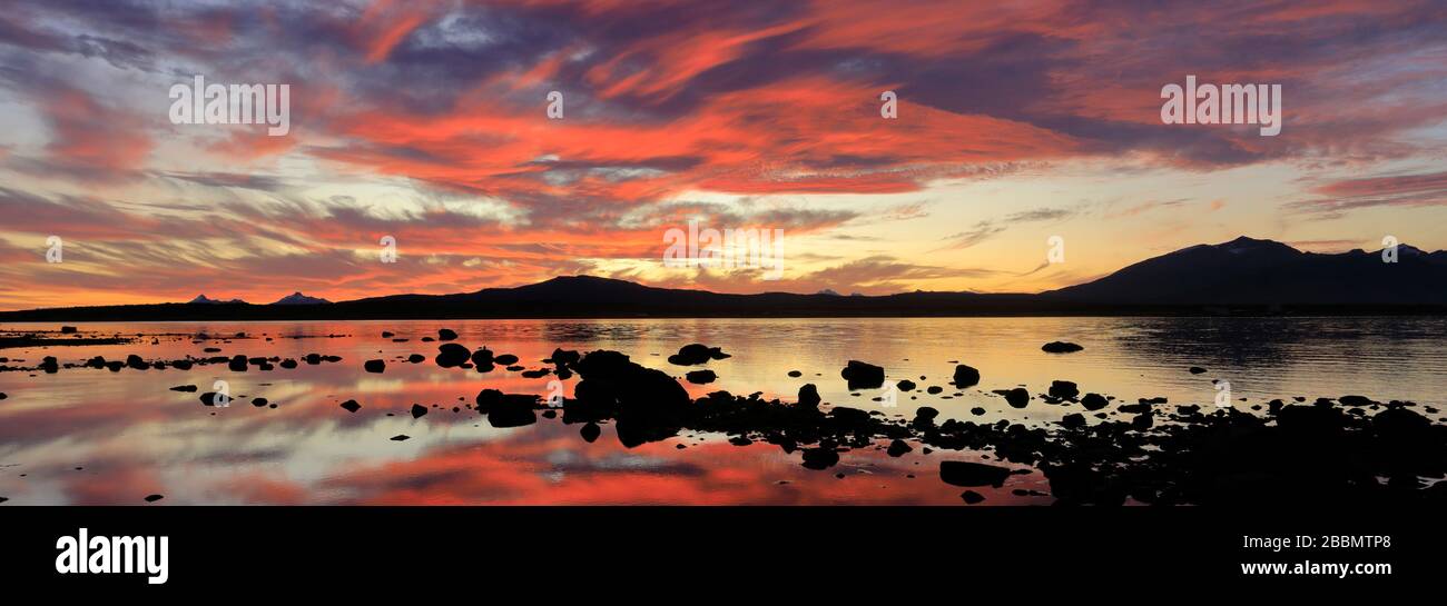 Puesta de sol sobre el Golfo del Almirante Montt, ciudad de Puerto Natales, Patagonia, Chile, América del Sur Foto de stock