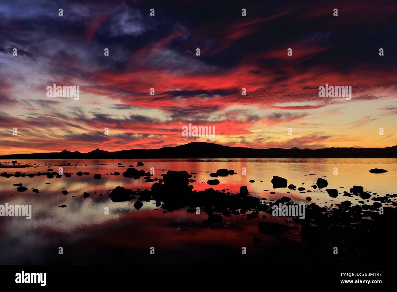 Puesta de sol sobre el Golfo del Almirante Montt, ciudad de Puerto Natales, Patagonia, Chile, América del Sur Foto de stock