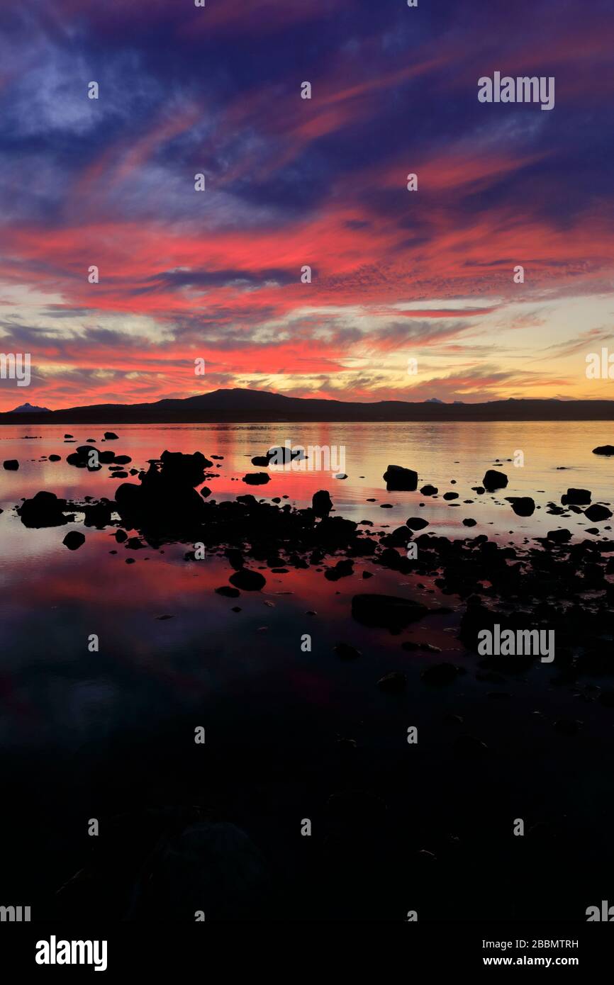 Puesta de sol sobre el Golfo del Almirante Montt, ciudad de Puerto Natales, Patagonia, Chile, América del Sur Foto de stock