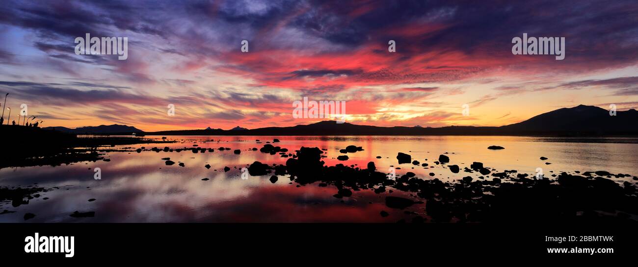 Puesta de sol sobre el Golfo del Almirante Montt, ciudad de Puerto Natales, Patagonia, Chile, América del Sur Foto de stock