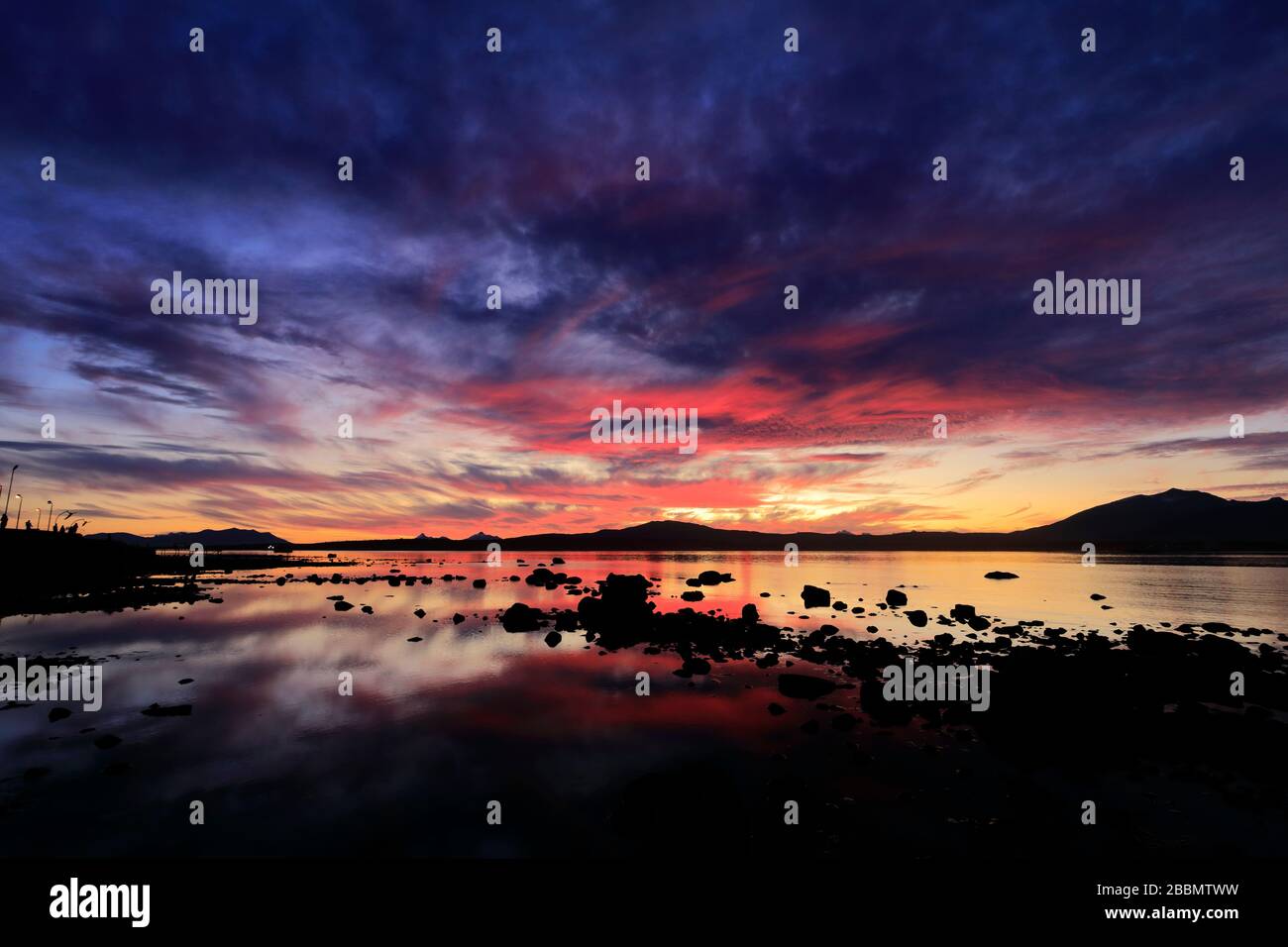 Puesta de sol sobre el Golfo del Almirante Montt, ciudad de Puerto Natales, Patagonia, Chile, América del Sur Foto de stock