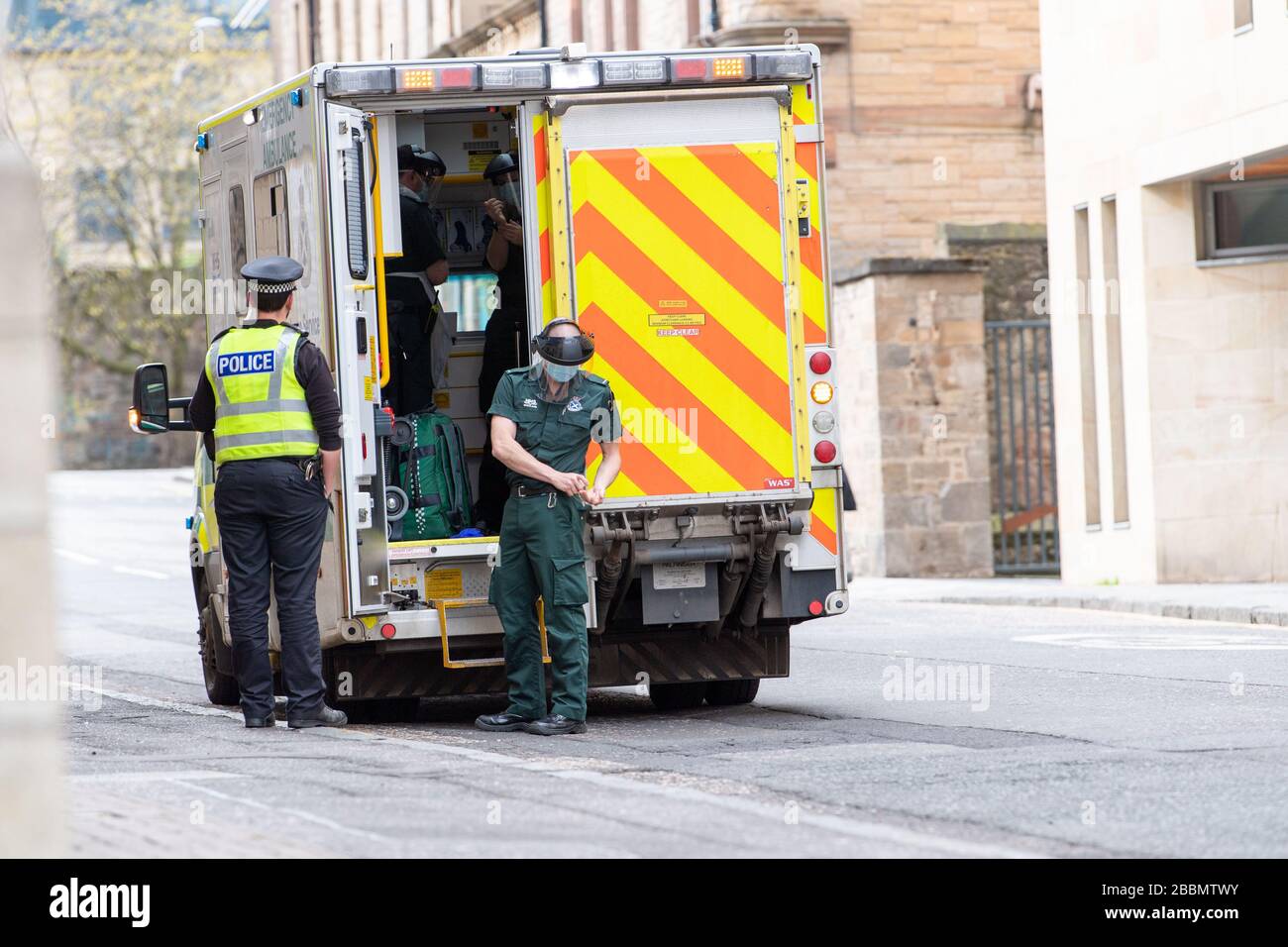 Policía y personal de ambulancia, PPE, covid 19, coronavirus, nhs, Escocia, Edimburgo Foto de stock