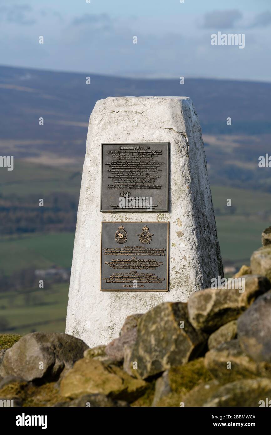 Alta cumbre de Beamsley Beacon (punto de trig, monumento conmemorativo, placas, rocas históricas de cairn, colinas altas, vista rural escénica) - North Yorkshire, Inglaterra, Reino Unido. Foto de stock