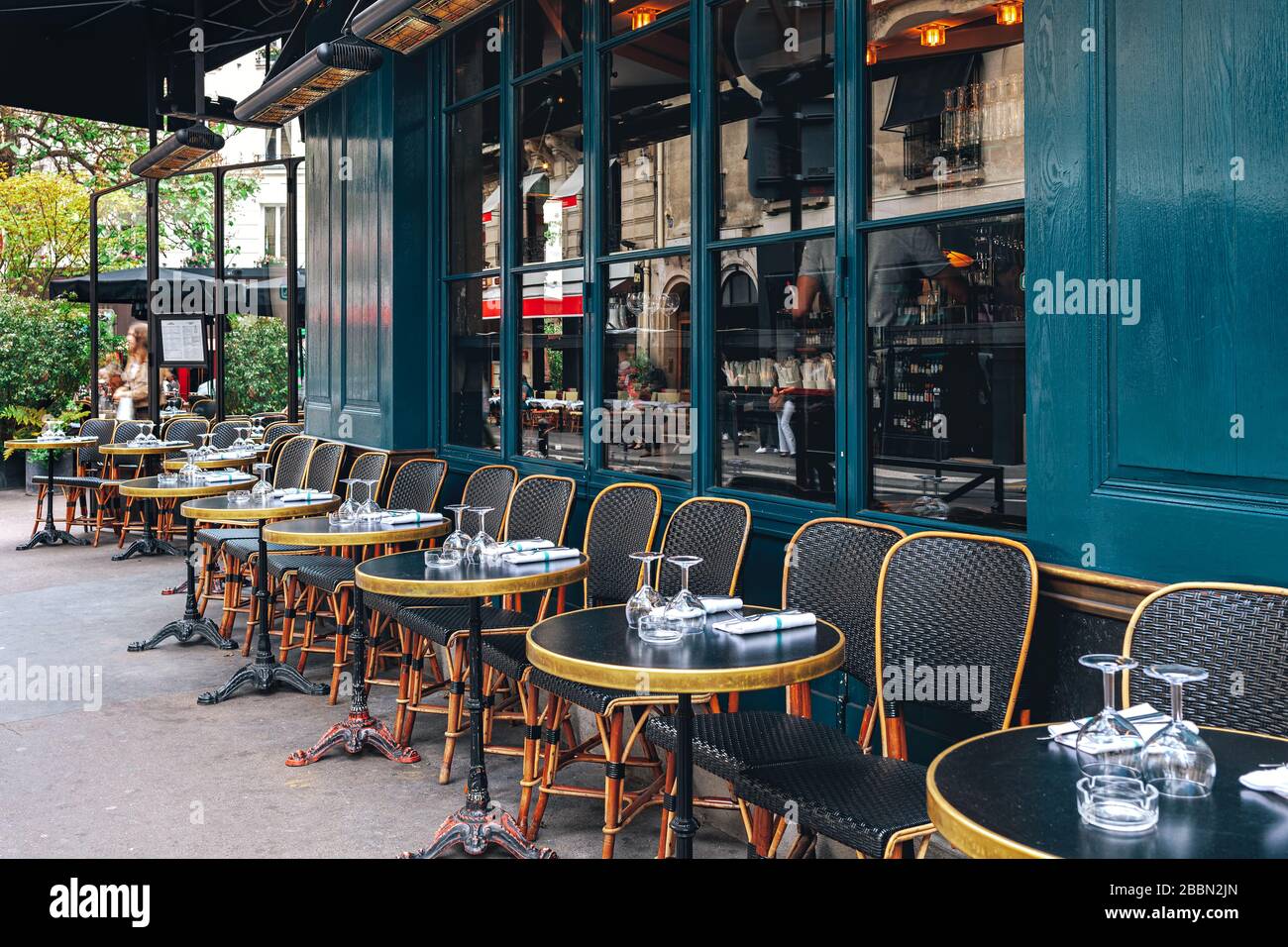 Mesas y sillas en un café al aire libre en París, Francia. Foto de stock
