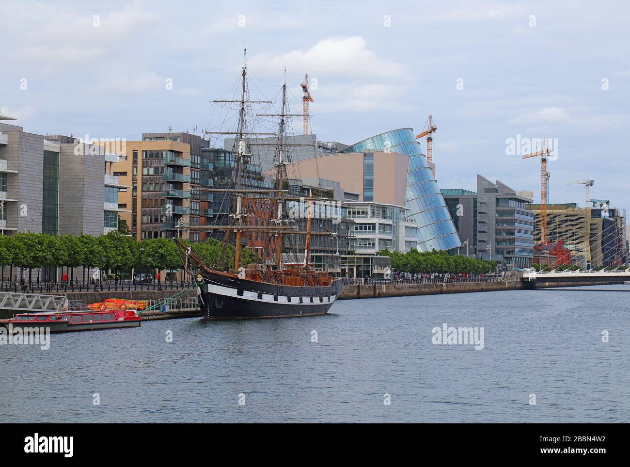 Horizonte parcial de edificios y barcos a lo largo del río Lilley en Dublín, Irlanda Foto de stock