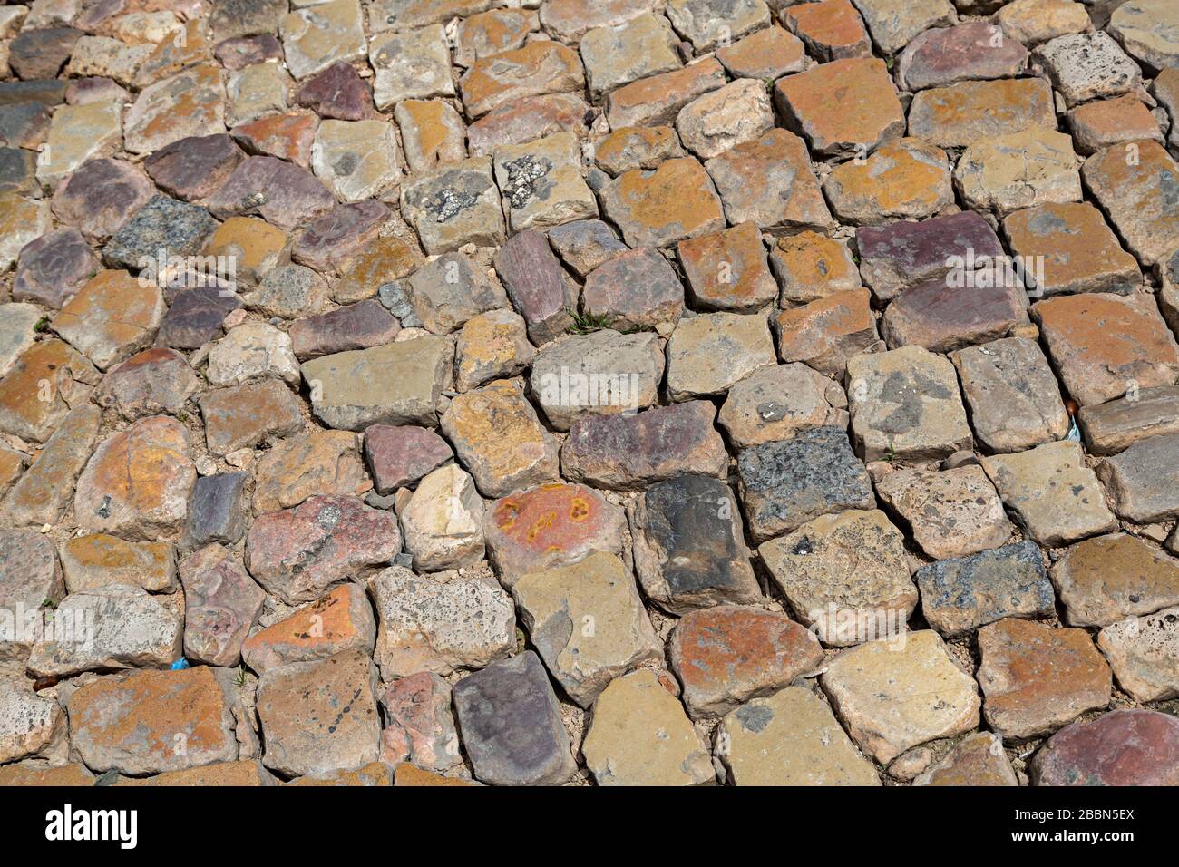 Piedras pulidas utilizadas para la superficie de la carretera, Silves, Algarve, Portugal Foto de stock