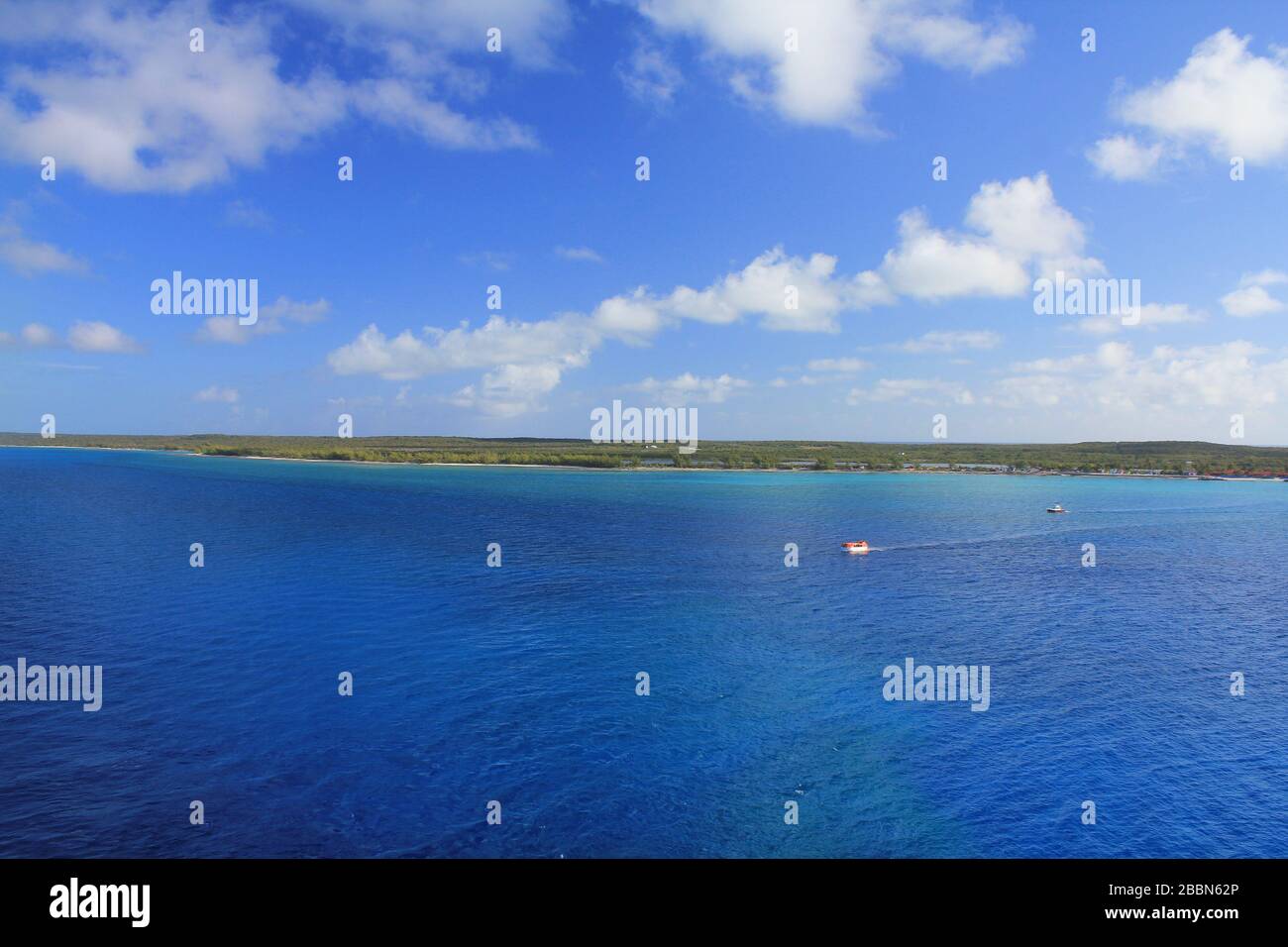 Vista desde el mar en la isla Eleuthera, Bahamas Foto de stock