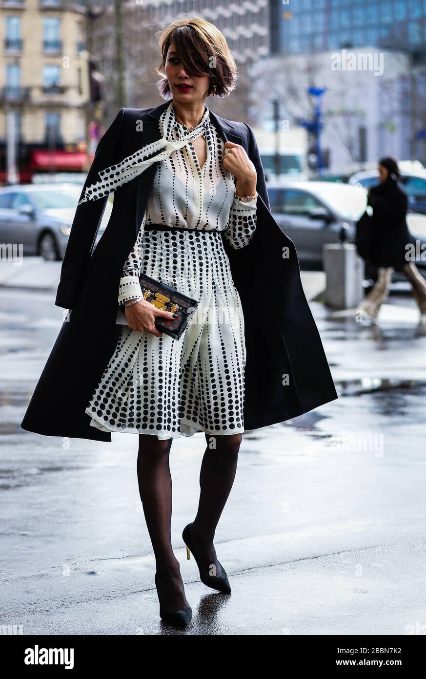 PARÍS, Francia - 4 de marzo de 2019: Mujeres en la calle durante la Semana Moda de París Fotografía stock - Alamy