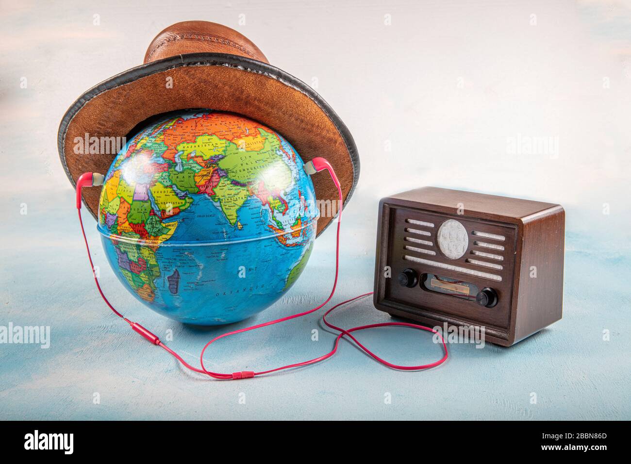 Música para el mundo. Globo, radio antigua y auriculares aislados sobre  fondo azul Fotografía de stock - Alamy