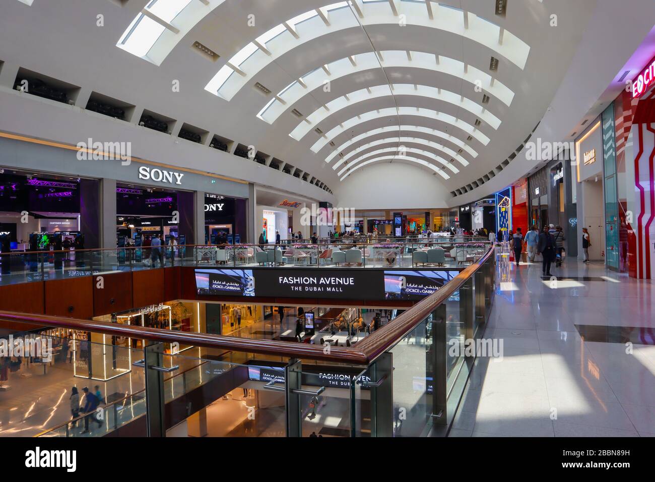 El centro comercial Dubai Mall. Foto de stock