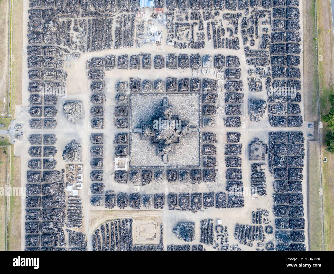 Vista de pájaro drones del templo hindú Prambanan Foto de stock