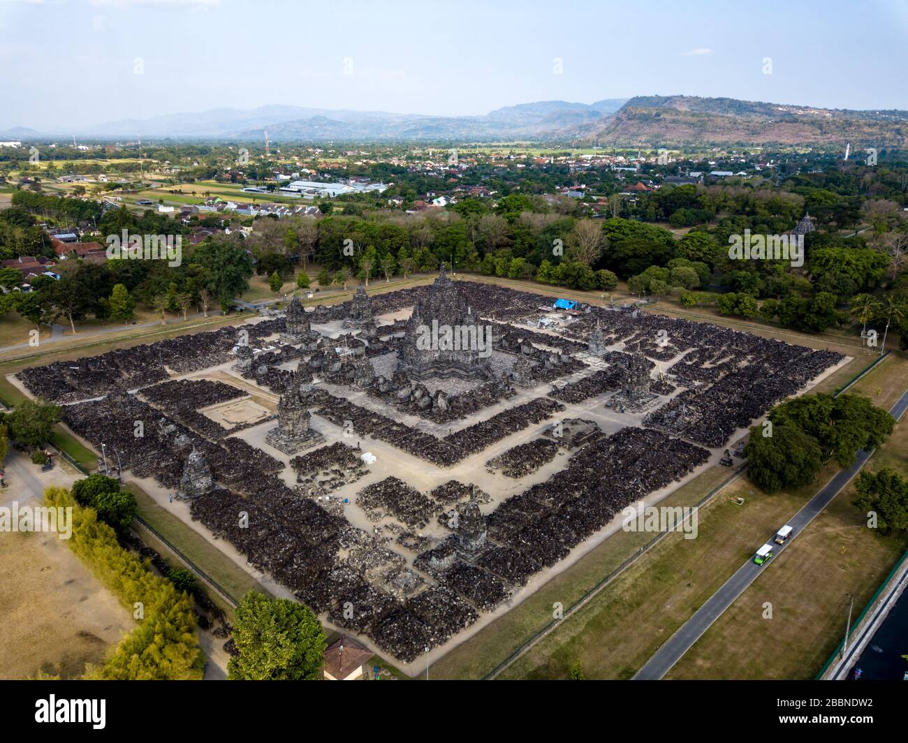 Vista de pájaro drones del templo hindú Prambanan Foto de stock