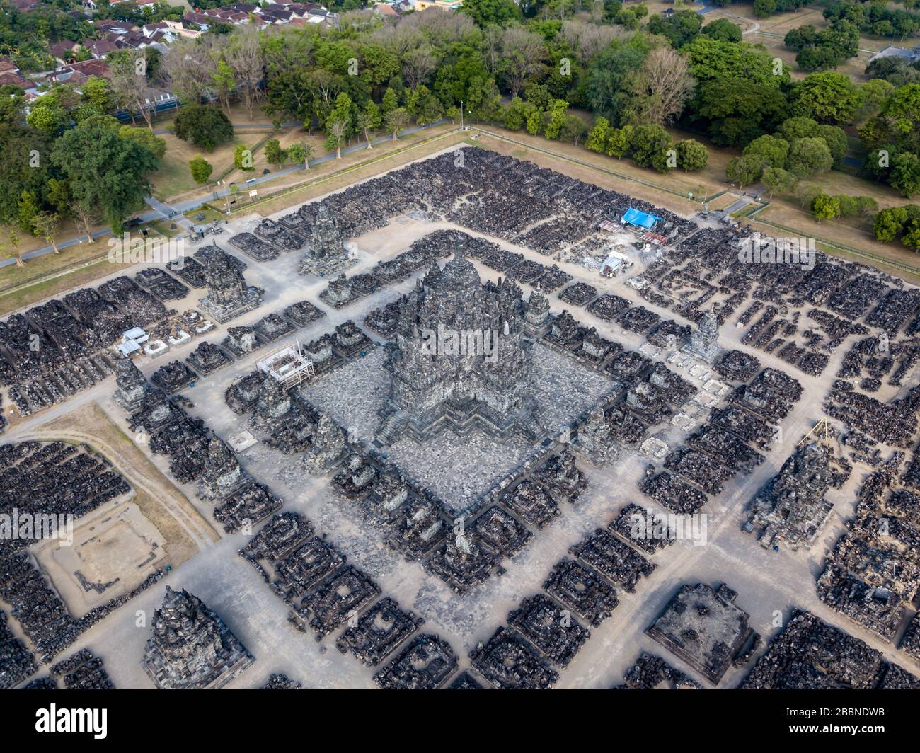 Vista de pájaro drones del templo hindú Prambanan Foto de stock