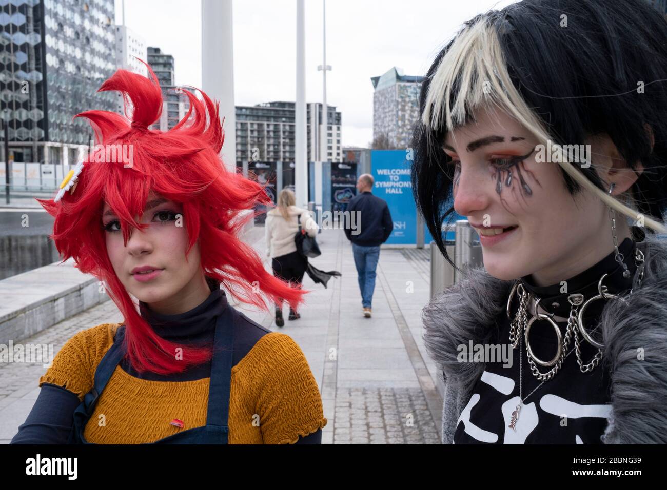 Chicas vestidas para un día en su Cosplay guises Nao Egokoro con pelo rojo  y Reko Yabusame, del videojuego tu turno de morir el 14 de marzo de 2020 en  Birmingham, Reino