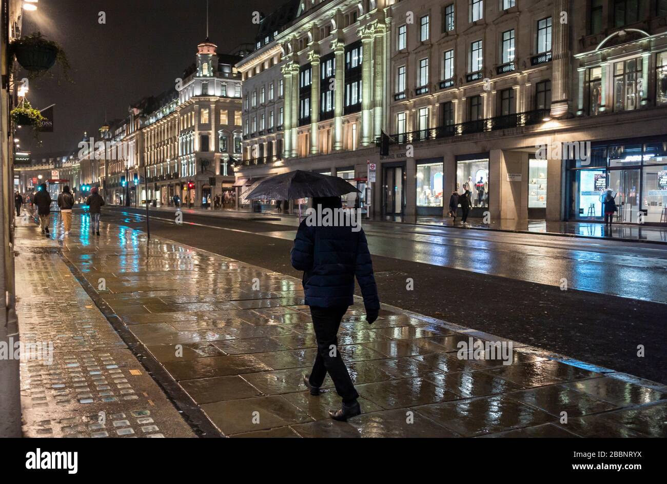 © 2020 Andrew Baker. LONDRES REINO UNIDO. 19 de marzo de 2020 Regent Street, en el centro de Londres. Los empresarios comienzan a cerrar el Consejo del gobierno británico en un attem Foto de stock