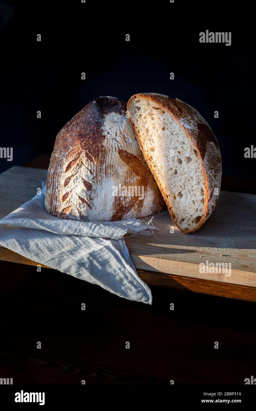 harina blanca pan artesanal de masa fermentada Foto de stock