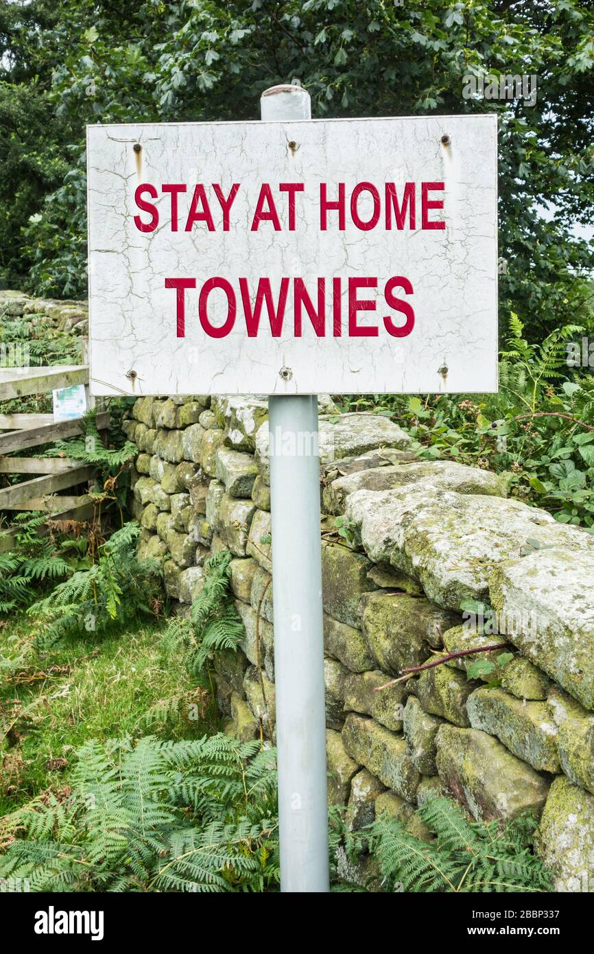Stay at home townies signo en el parque nacional. Reino Unido, Coronavirus, Covid 19, distanciamiento social, conducción al campo para el ejercicio de concepto... Foto de stock