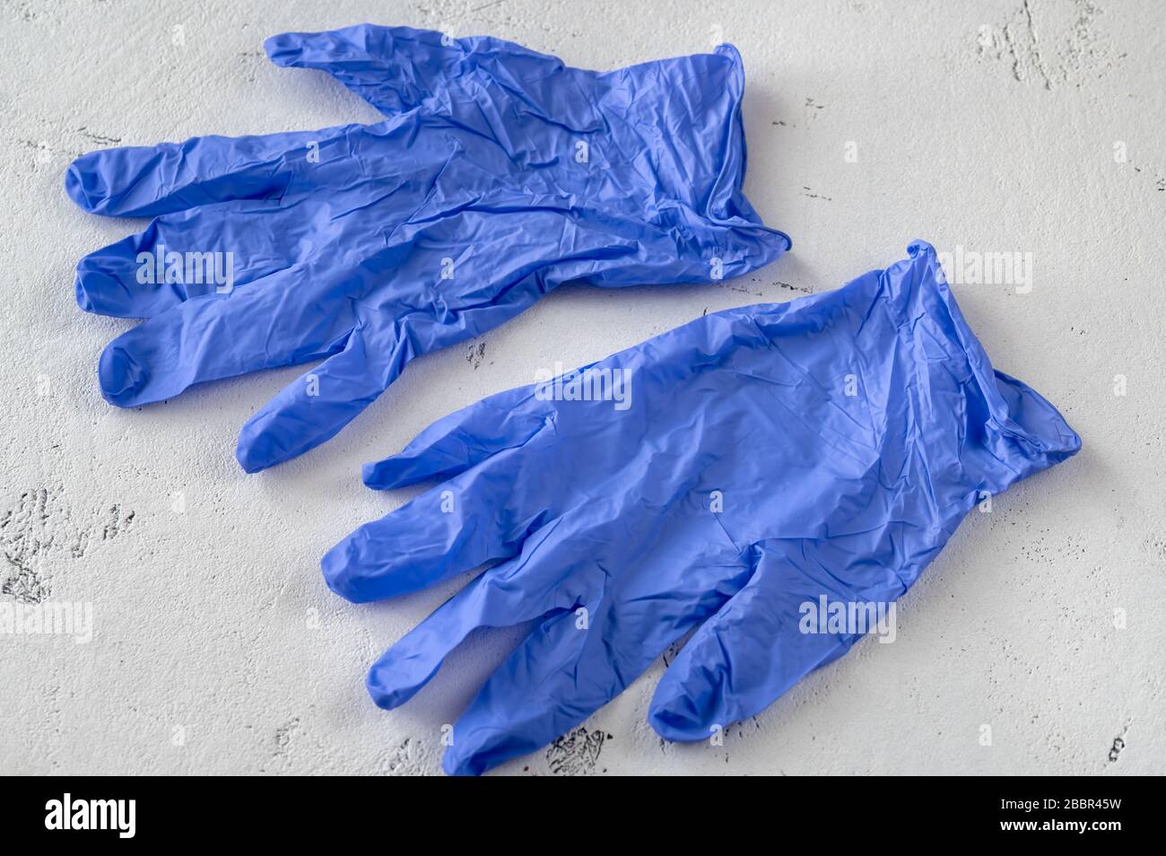Un par de guantes azules para examen de nitrilo Fotografía de stock - Alamy