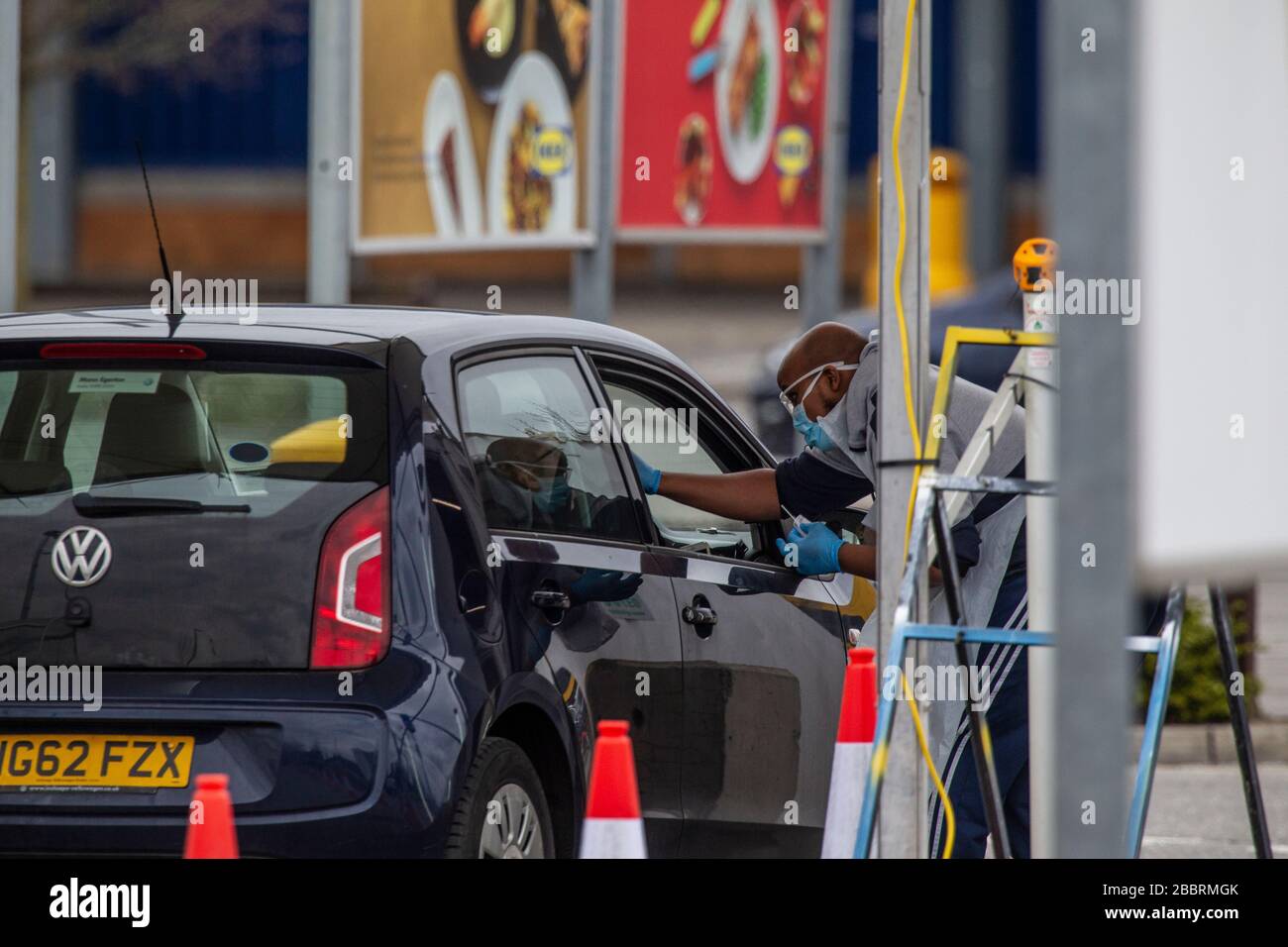 Los trabajadores de NHS hacen cola en vehículos para ser probados para COVID-19 en el centro de pruebas recientemente abierto ubicado en el estacionamiento de IKEA en Wembley, al noroeste de Londres, Reino Unido Foto de stock