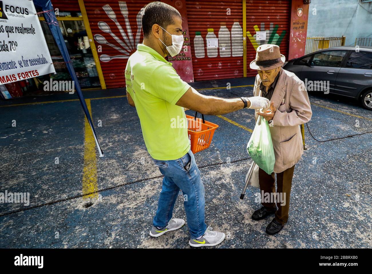 Osasco, Brasil. 1 de abril de 2020. 19), distribuye el producto de forma gratuita a peatones y conductores, esta feria del miércoles por la tarde (1). Crédito: Aloisio Mauricio/FotoArena/Alamy Live News Foto de stock