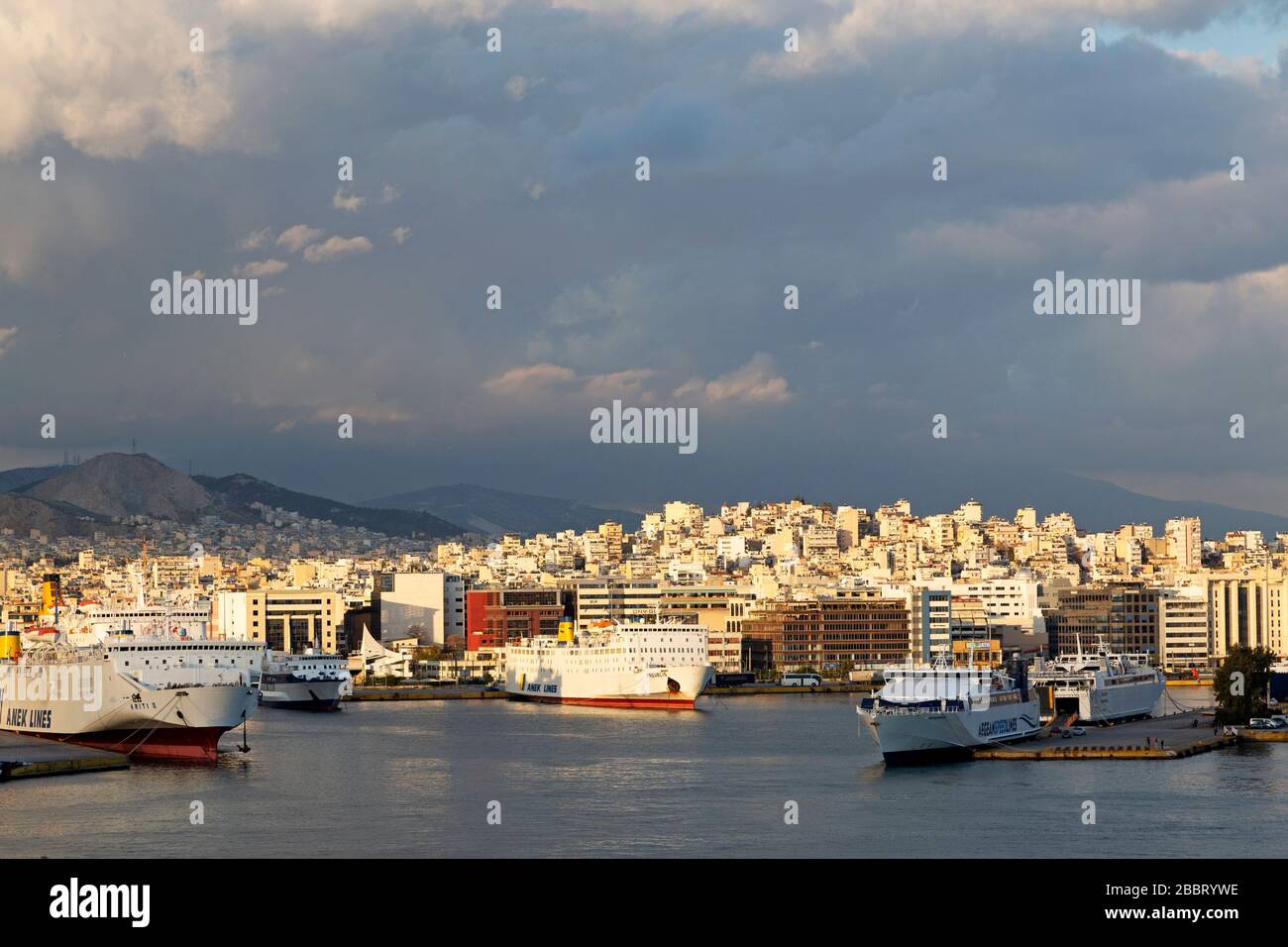 Ferries en el Puerto del Pireo en Grecia. Los barcos operan en el mar Egeo. Foto de stock