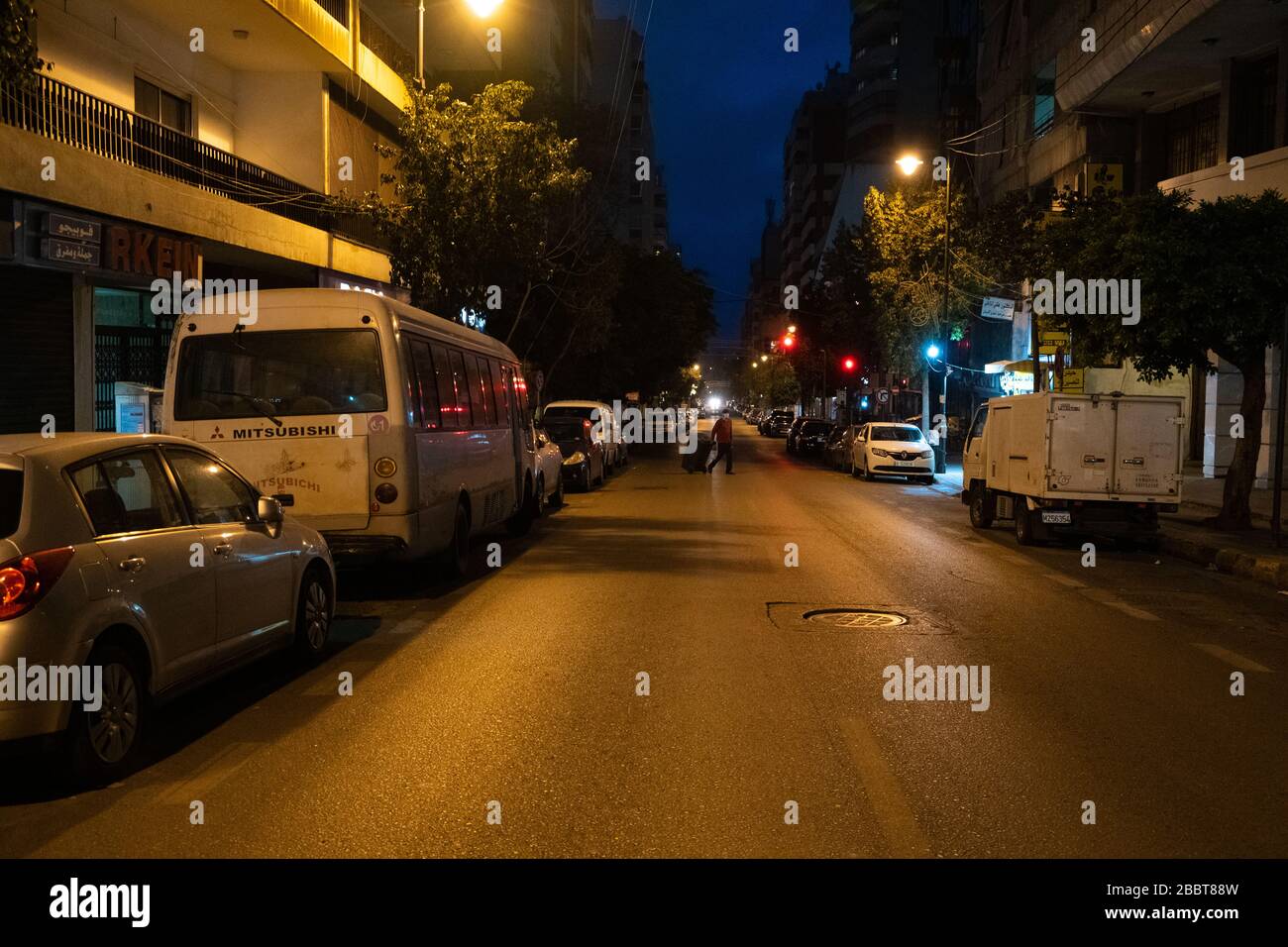 Beirut, Líbano.1 de abril de 2020. La primera hora del toque de queda nocturno en medio de la pandemia de Covid 19. Hassan Chamoun/Alamy Foto de stock